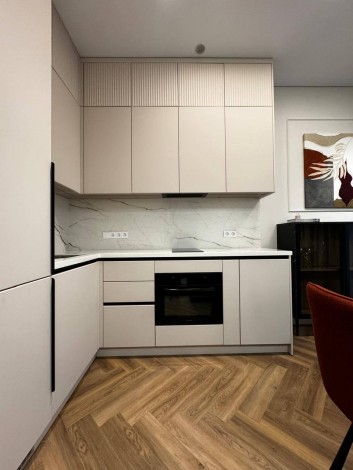 Бежевая кухня со столешницей из камня