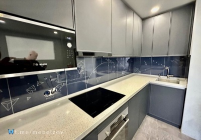 УТ372. Темно-синяя кухня с фасадами из тонкой рамки