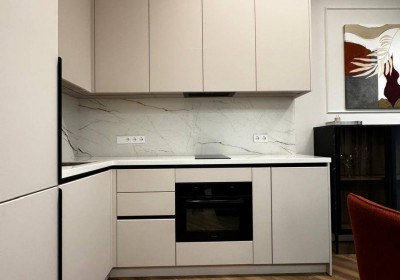 Бежевая кухня со столешницей из камня