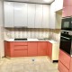 Глянцевая кухня прямыми фасадами бело-розового цвета